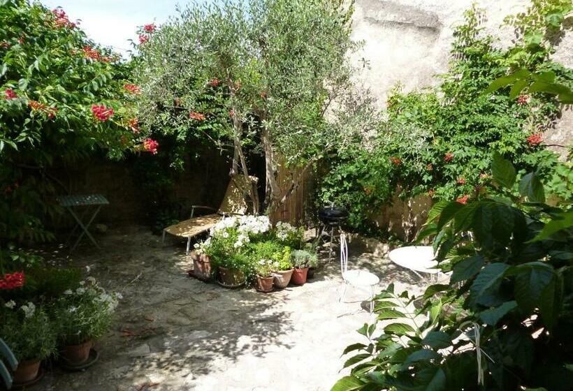 غرفة قياسية مزوَّدة بشُرفة, Ancienne Maison Des Gardes