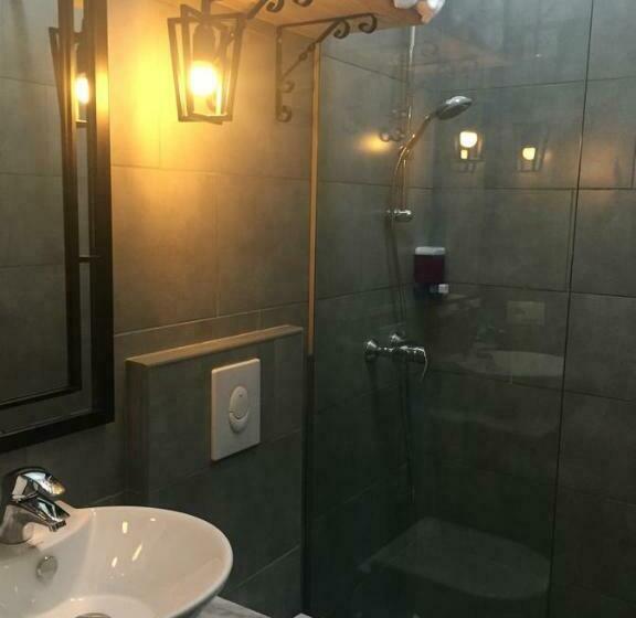 חדר אקונומי, Antigone