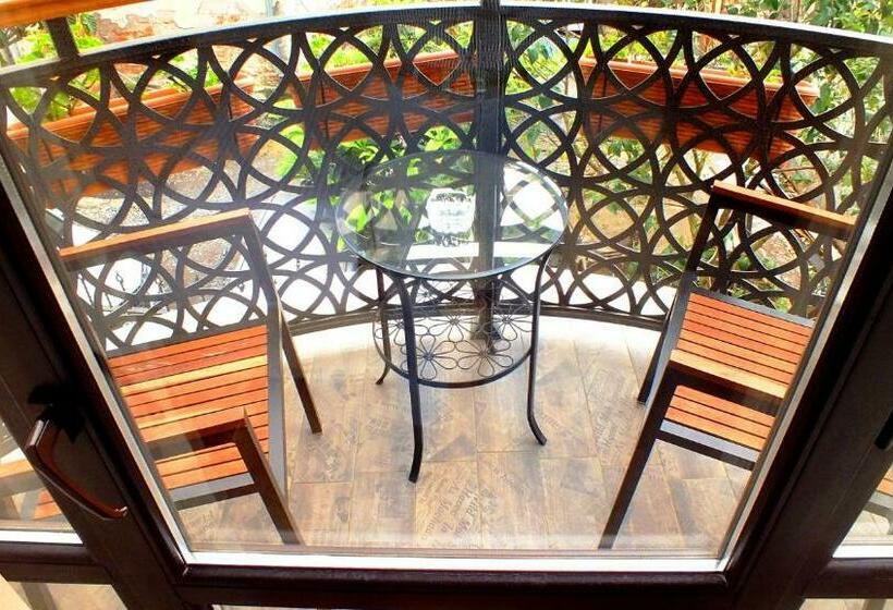 اتاق سوپریور با بالکن, Leon Boutique