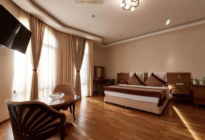 سوئیت با بالکن, Leon Boutique