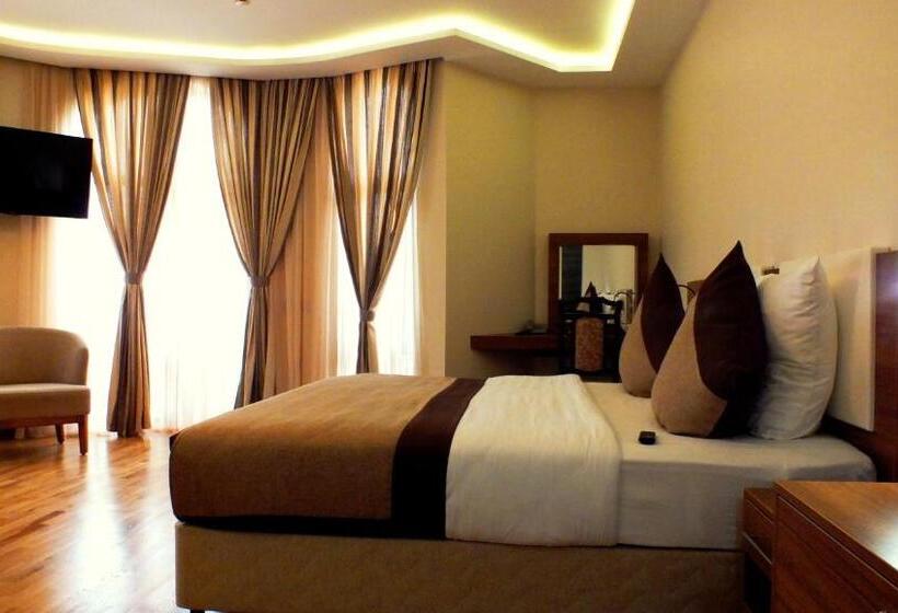 سوئیت با بالکن, Leon Boutique