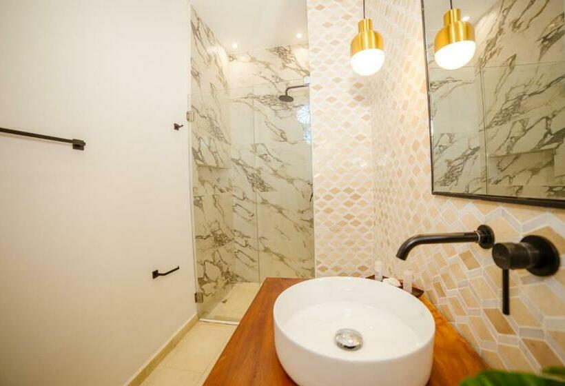 اتاق لوکس با بالکن, Bioma Boutique