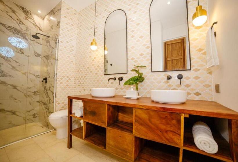 اتاق لوکس با بالکن, Bioma Boutique