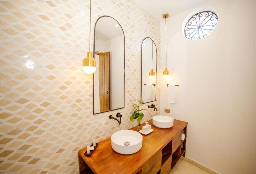 اتاق لوکس با بالکن, Bioma Boutique