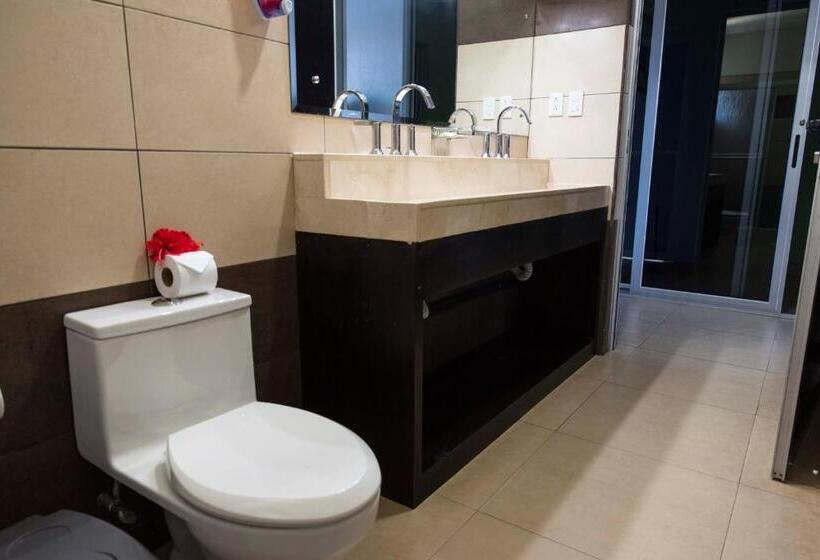 اتاق استاندارد سه تخته با سرویس بهداشتی مشترک, Room2board Hostel And Surf School