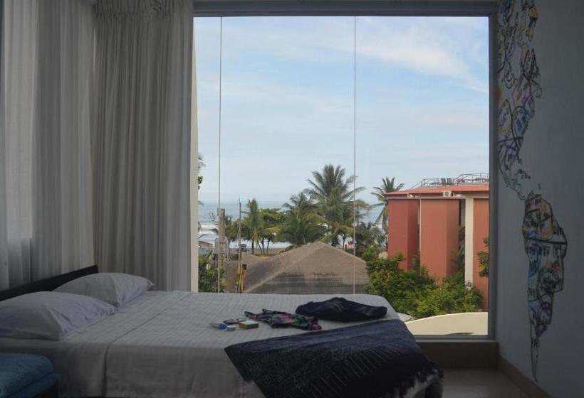 اتاق استاندارد سه تخته با سرویس بهداشتی مشترک, Room2board Hostel And Surf School