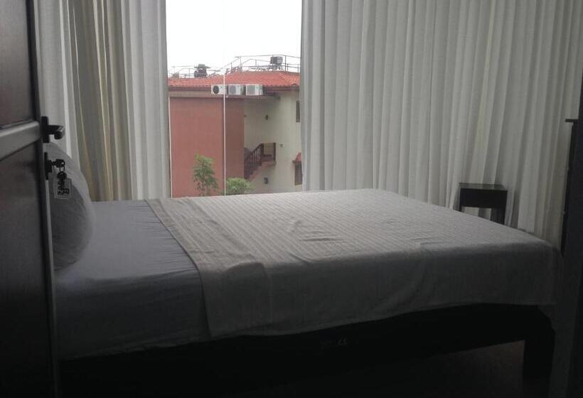 اتاق استاندارد با سرویس بهداشتی مشترک, Room2board Hostel And Surf School