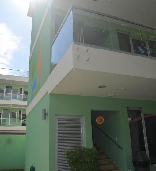 اتاق ساده سه نفره, Room2board Hostel And Surf School