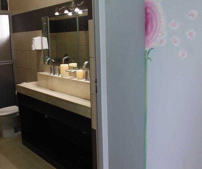 اتاق استاندارد با سرویس بهداشتی مشترک, Room2board Hostel And Surf School