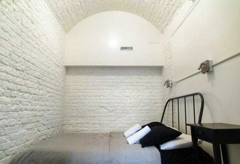 Номер Стандарт, Saintlo Ottawa Jail Hostel
