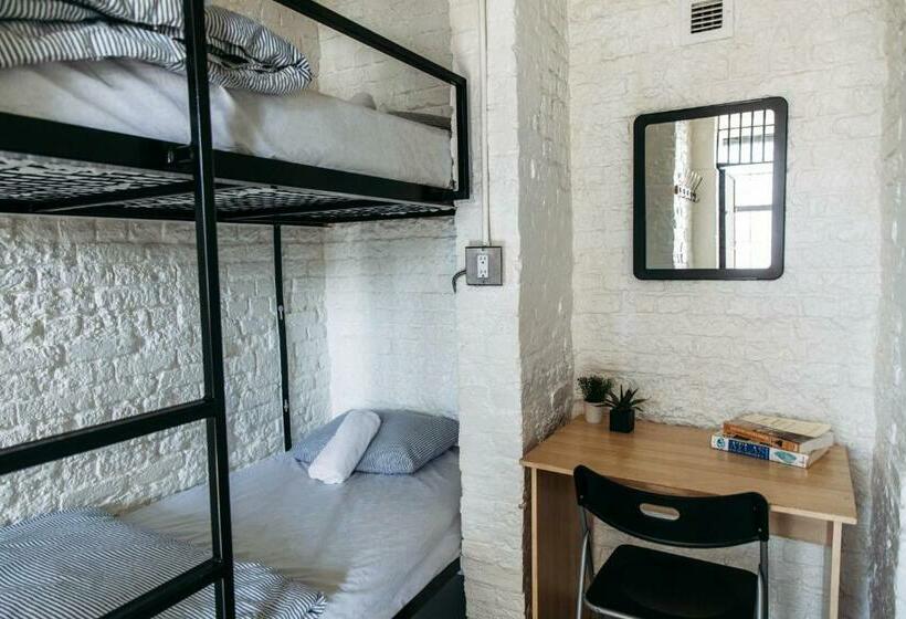 Номер Стандарт, Saintlo Ottawa Jail Hostel
