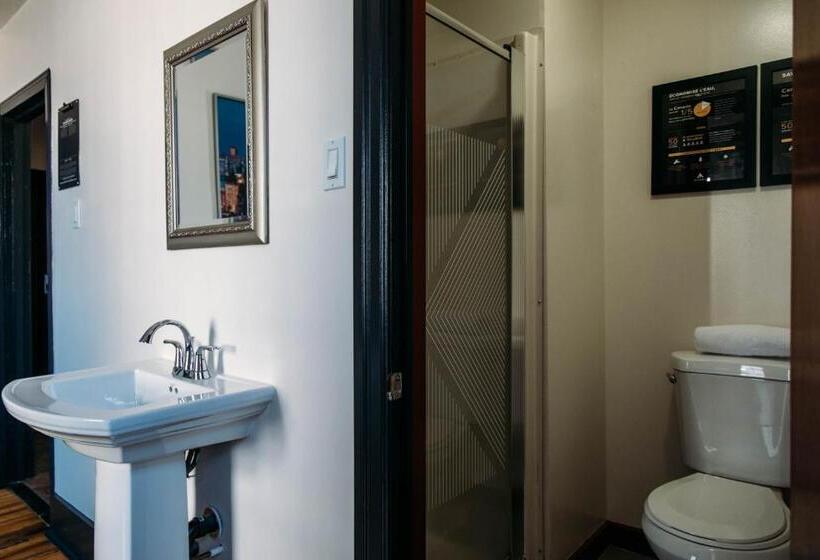 Номер Стандарт, Saintlo Ottawa Jail Hostel