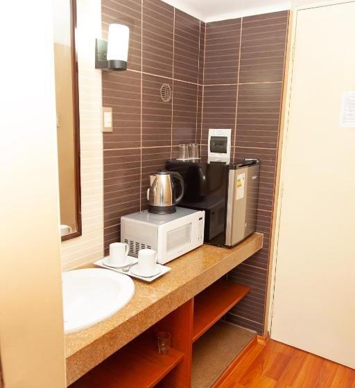 חדר סטנדרט עם מיטת קינג, Holiday Suites