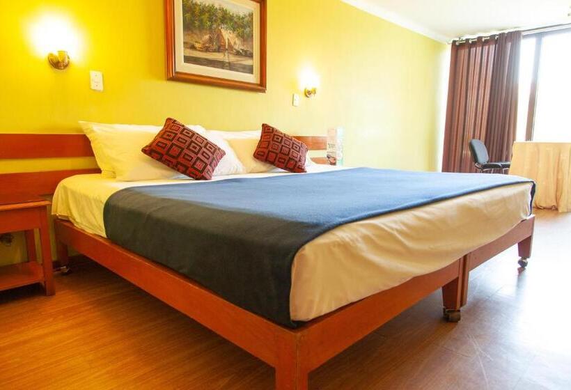 חדר סטנדרט עם מיטת קינג, Holiday Suites
