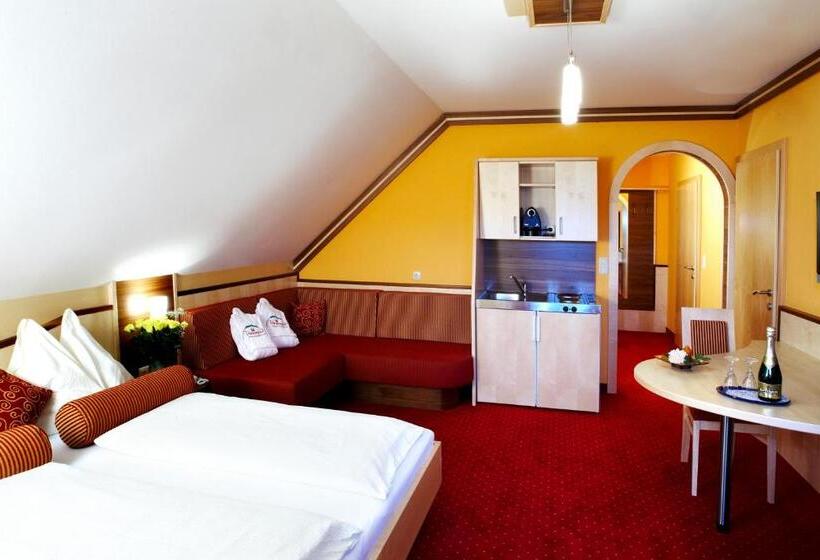 غرفة قياسية رباعية مزودة بشُرفة, Garni Thermenglück