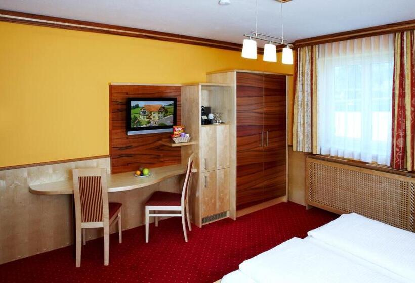 غرفة قياسية رباعية مزودة بشُرفة, Garni Thermenglück