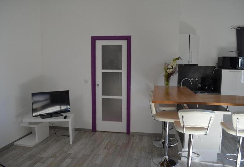 Deluxe Studio, La Petite Ecole