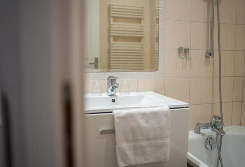 اتاق استاندارد سه نفره, Hôtel Picardia