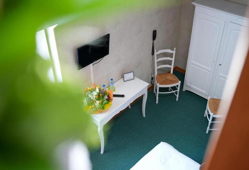 اتاق استاندارد سه نفره, Hôtel Picardia
