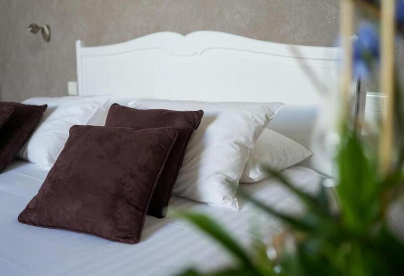 اتاق استاندارد سه نفره, Hôtel Picardia
