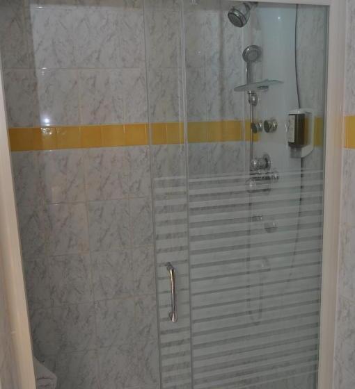 اتاق استاندارد سه نفره, Les Mimosas