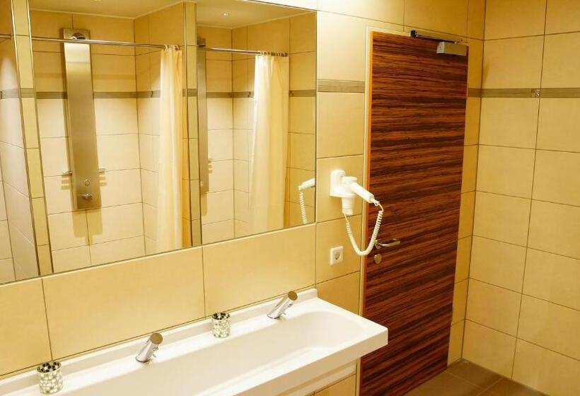 Номер Базовый Совметсный Санузел, Bavaria City Hostel   Design Hostel