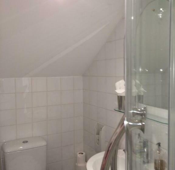 Quarto Estandar, No.2 Troon Road