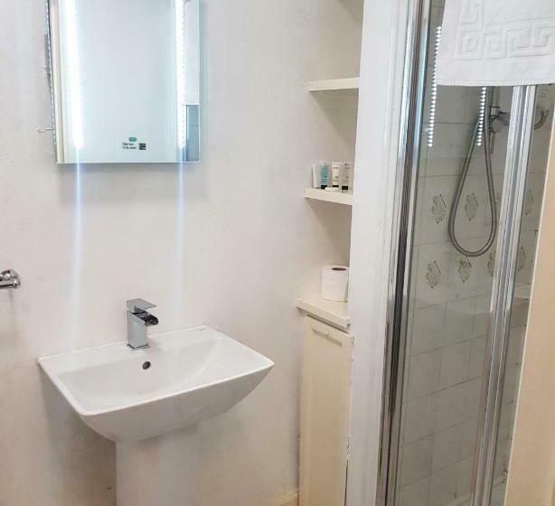 غرفة عائلية, Littledean House