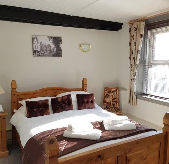 غرفة عائلية, Littledean House