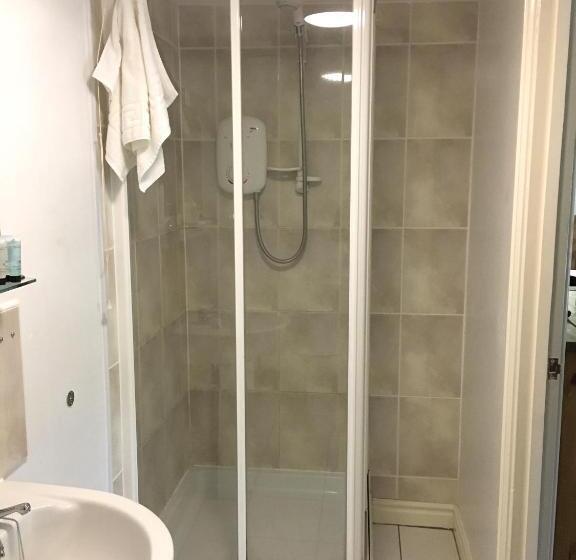 غرفة عائلية, Littledean House