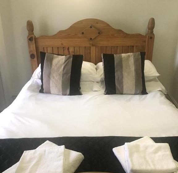 Семейный Номер, Littledean House