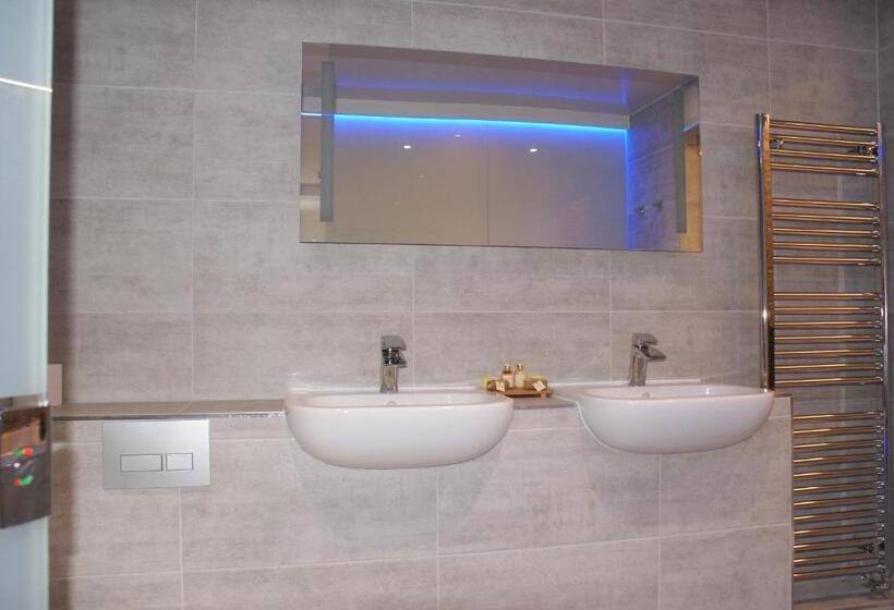 Люкс, The Avenue Hotel Ltd