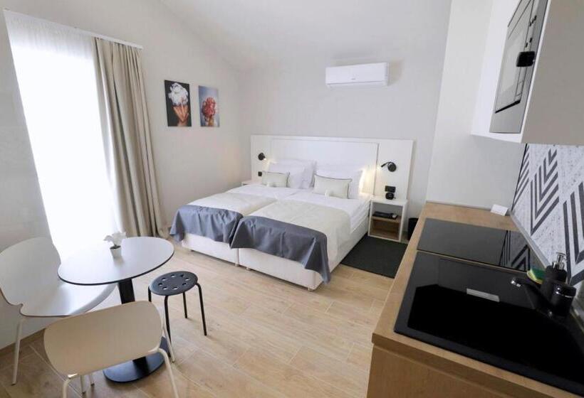스탠다드 스튜디오, Villa Verica