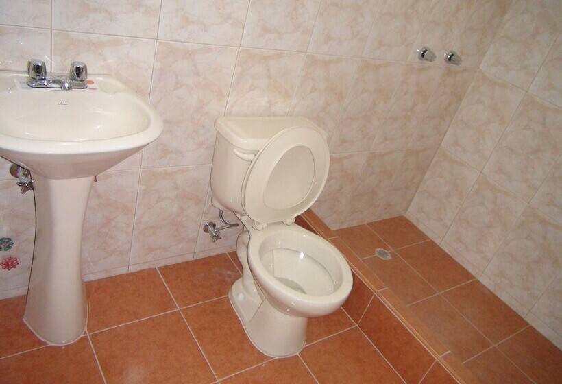 اتاق استاندارد چهار تخته, Hostal Fevilamir