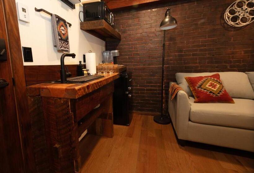 اتاق سوپریور با تخت بزرگ, The Frenchman Suites