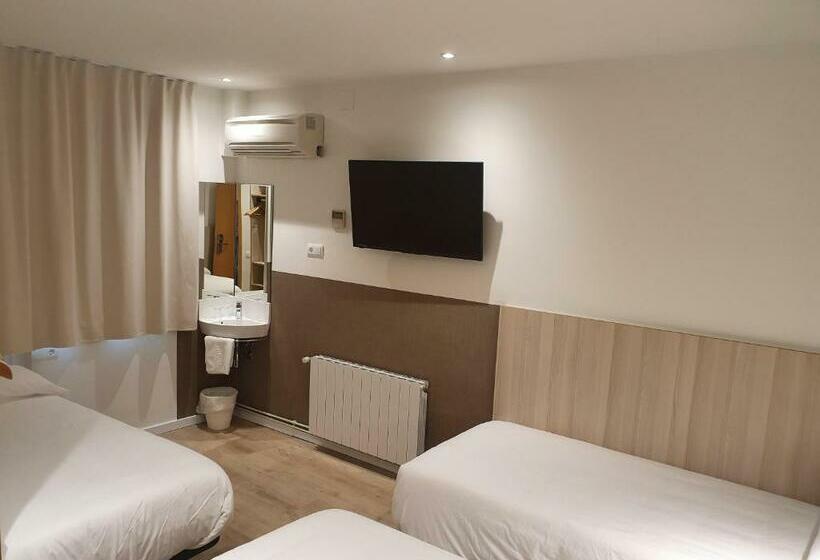 Habitación Triple Estándar, Hostal Bestprice Barcelona Stadium