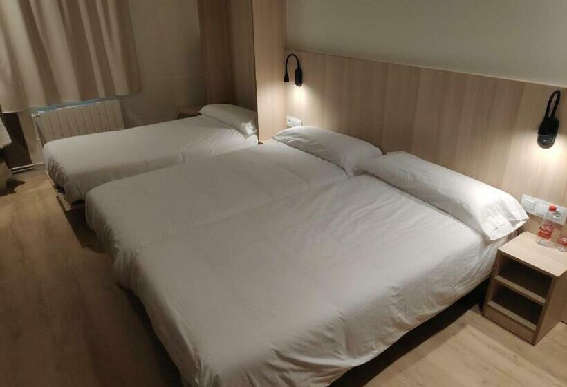 Habitación Triple Estándar, Hostal Bestprice Barcelona Stadium