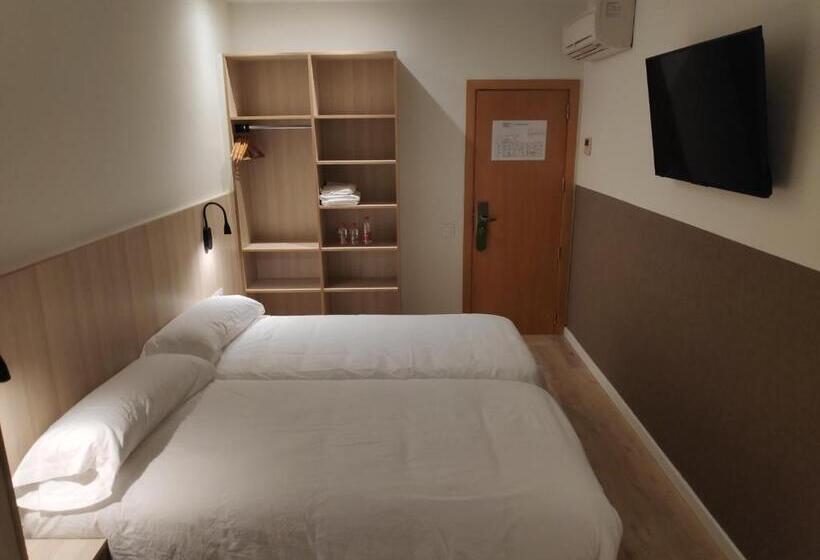 Habitación Triple Estándar, Hostal Bestprice Barcelona Stadium