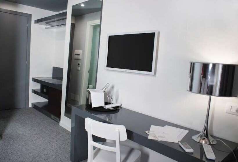 חדר סטנדרט, Leopardi