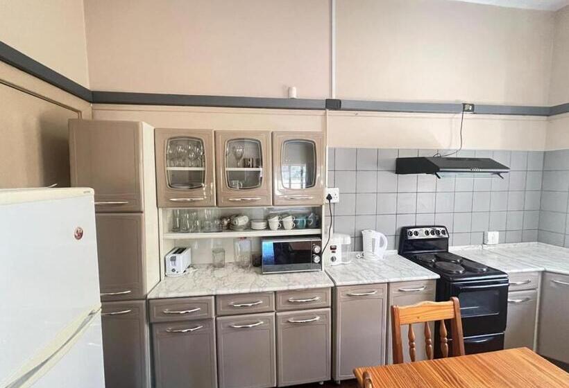 اتاق استاندارد, Tripple S Guest House