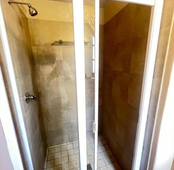 اتاق استاندارد, Tripple S Guest House