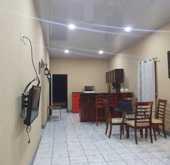 家庭间, Ixoras Guest House