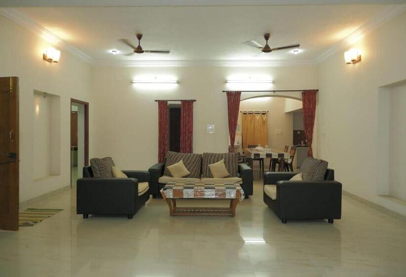 חדר סטנדרט עם מרפסת, Dr Pa Pondy   A Luxury Home Stay