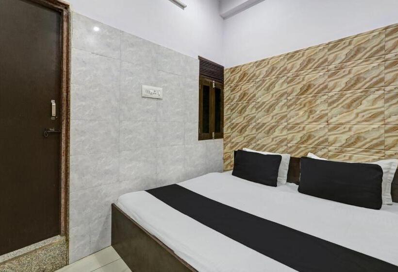 اتاق کلاسیک سه تخته, Oyo Hotel Girdhar