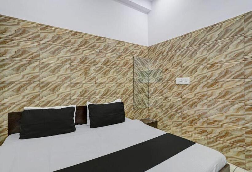 اتاق کلاسیک سه تخته, Oyo Hotel Girdhar