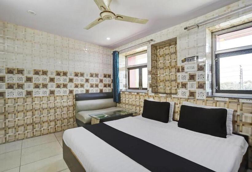 اتاق کلاسیک سه تخته, Oyo Hotel Girdhar