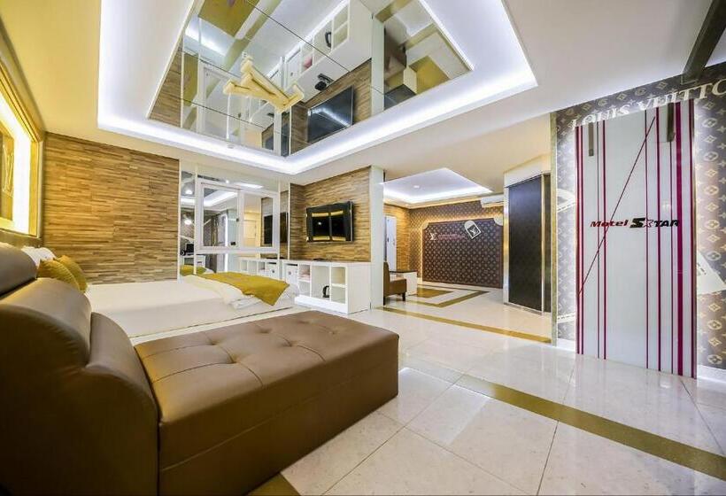 سوئیت با تخت بزرگ, Star Motel