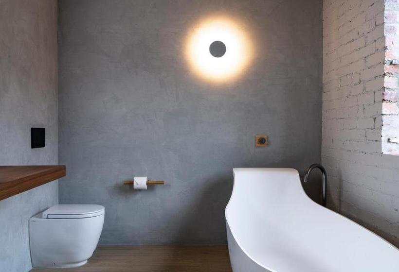 اتاق لوکس, In The Brick Spa And