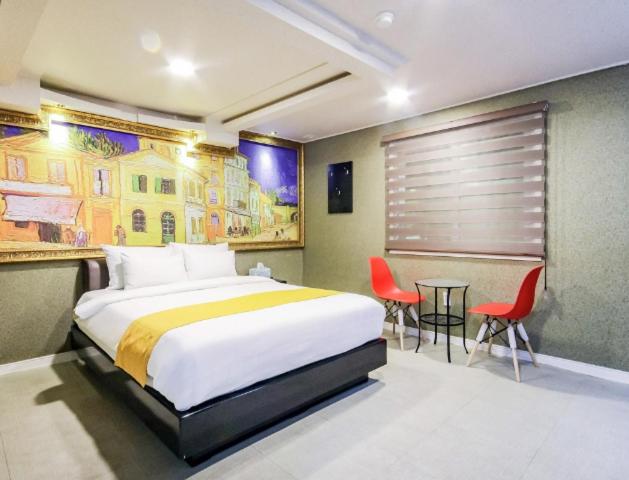 سوییت, Opera Motel