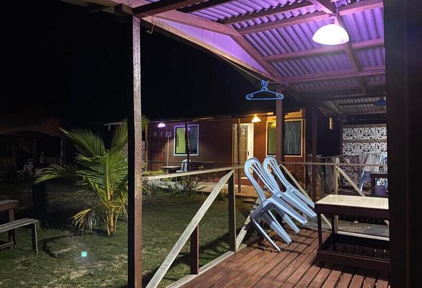 غرفة قياسية مطلّة علي البحر مزوَّدة بشُرفة, Juara Seaview Chalet, Kampung Juara